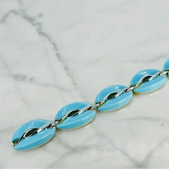 Vintage Lisner Baby Blue Bracelet Signed Molded Plastic Link Estate Cost… - Picture 9 of 11